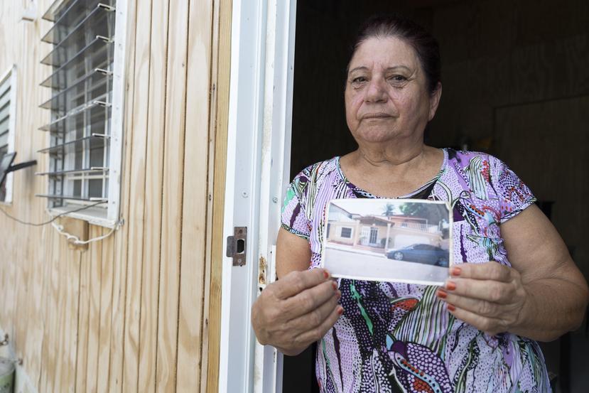 Nancy Castro Torres muestra una foto de cómo era su residencia, en la calle Ochoa de Guánica, antes de los terremotos.