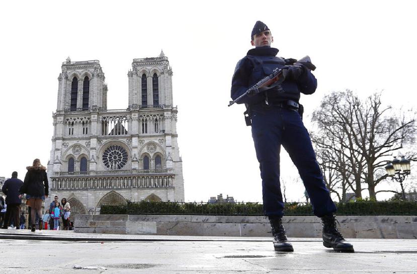 Guardias de seguridad cerca de la Catedral de Notre Dame en París. (AP/Francois Mori)