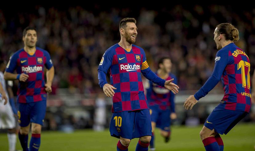 Lionel Messi celebra tras anotar un gol durante el partido de La Liga española contra el Alavés, en Barcelona. (AP)