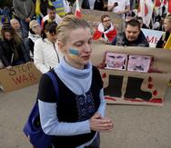 Olena Avtukh participa en una protesta por la invasión rusa a Ucrania, en el Capitolio en Sacramento, California, el jueves 24 de febrero de 2022.