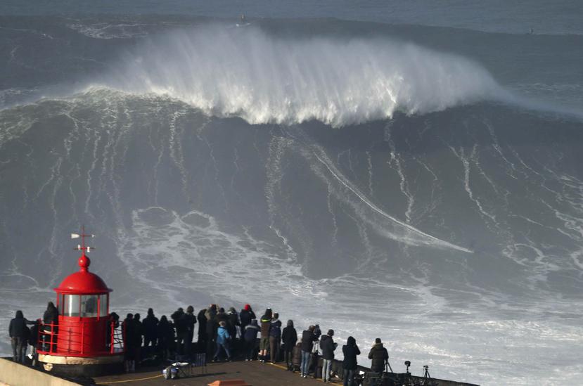 Vau podría entrar al Libro de Récords Guinness por surfear una ola tan alta. (AP)