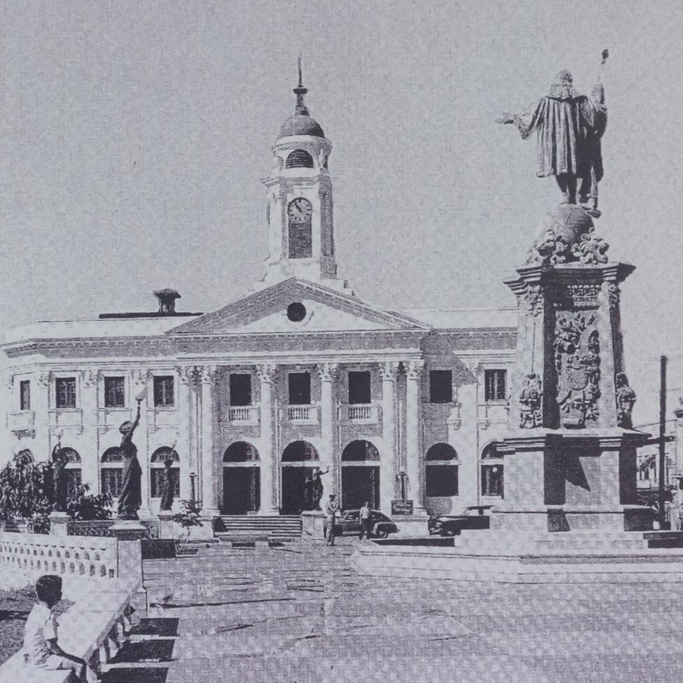 El “Fuego Grande” de Mayagüez, el 30 de enero de 1841, ha sido el incendio más notorio en la historia de la ciudad y transformó para siempre el entorno urbano del municipio. En la foto, una toma de 1945, que muestra la alcaldía vista desde la plaza Almirante Cristóbal Colón.