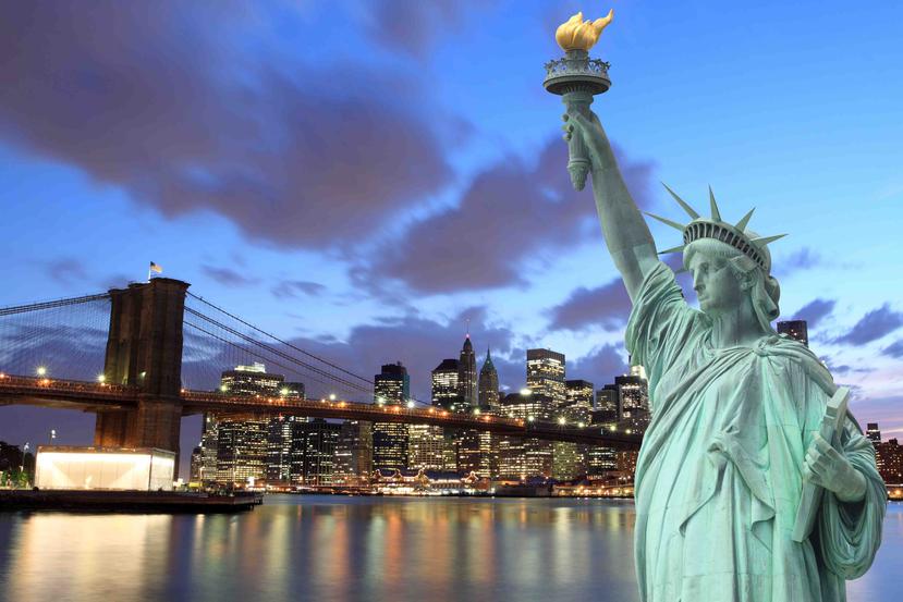 En primer plano, la Estatua de la Libertad, detrás el Puente de Brooklyn. (Foto: Shutterstock.com)