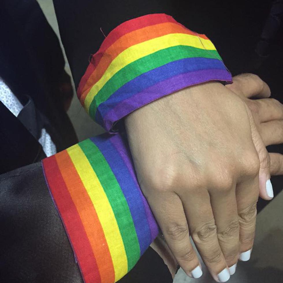 Algunos cosieron a las mangas de sus togas la bandera de arcoíris emblemática de la comunidad LGBTT para honrar a las víctimas de la masacre en Orlando. (Facebook)