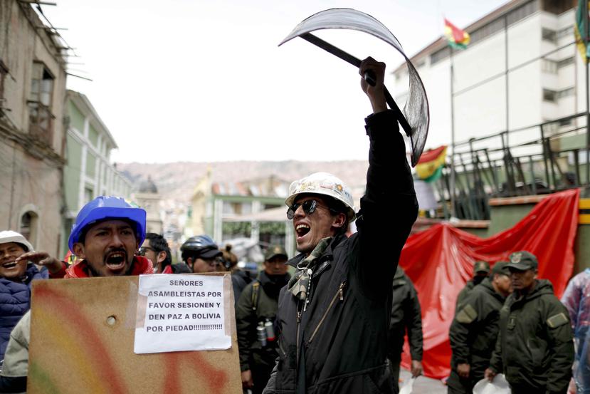 Manifestantes contra el gobierno de Evo Morales en las calles de La Paz, capital de Bolivia. (AP)