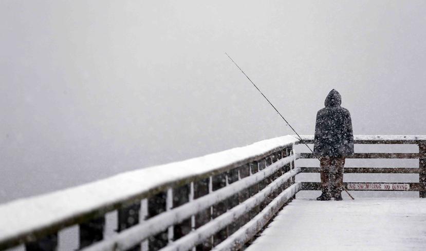 Una persona pesca durante una nevada en Seattle. (AP)