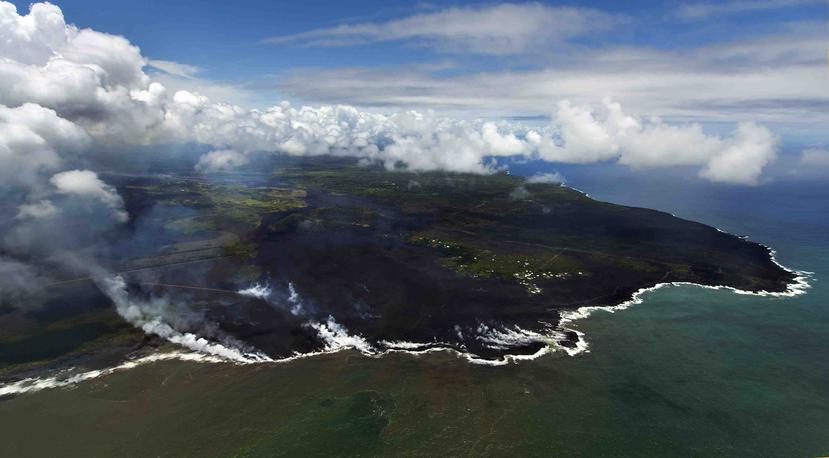 La mayor parte de la zona de Kapoho, incluyendo las piscinas marinas, aparecen cubiertas de lava fresca y apenas unas pocas propiedades siguen intactas, mientras continúa la erupción de la fisura este del volcán Kilauea. (AP)