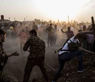En la imagen, sirios entierran a soldados caídos mientras luchaban contra las fuerzas turcas en la ciudad de Qamishli, en Siria. (AP/Baderkhan Ahmad)