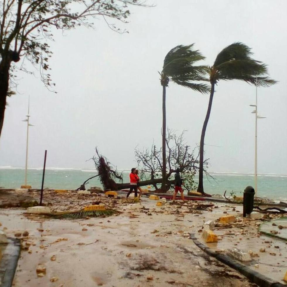 Una imagen del paso del huracán María por la isla de Guadalupe en el Caribe.