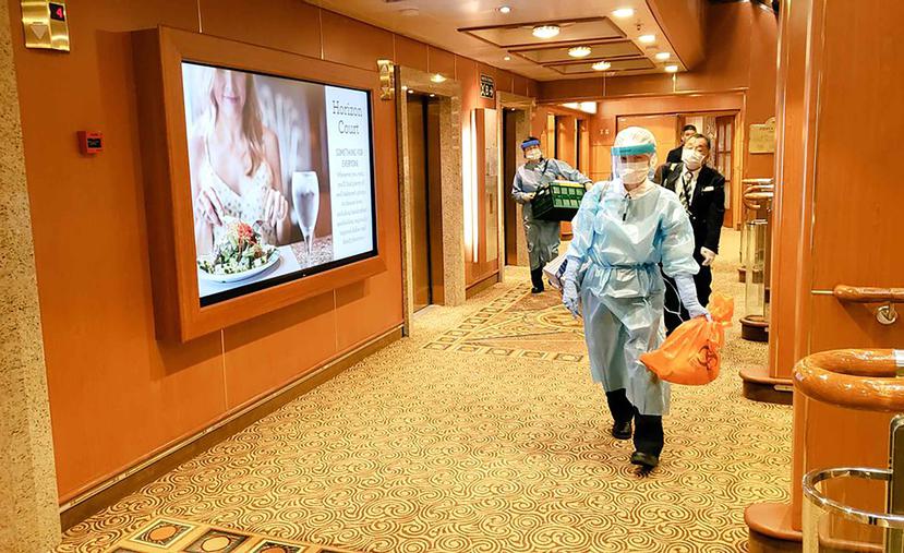 Personal sanitario con ropa de protección camina por el crucero Diamond Princess, amarrado en Yokohama, al sur de Tokio. (@daxa_tw via AP)