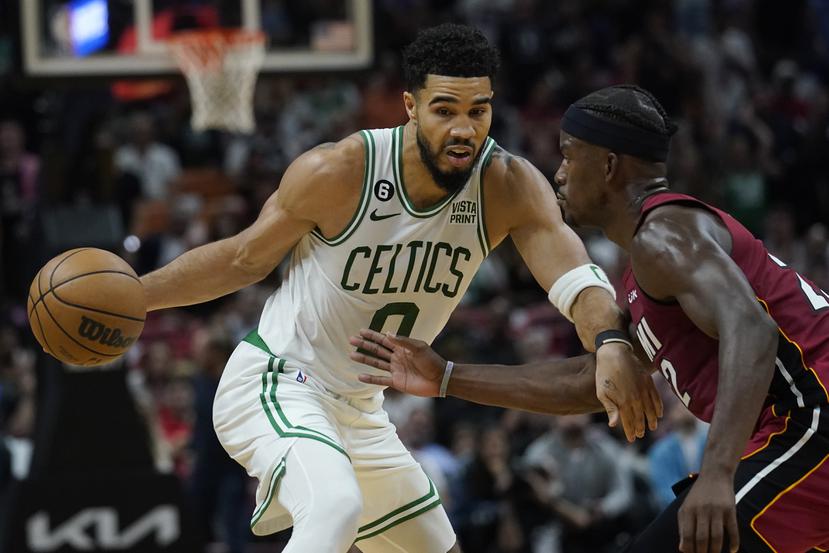 Jayson Tatum, de los Celtics de Boston, trata de avanzar frente a Jimmy Butler, alero del Heat de Miami, en el encuentro del viernes 21 de octubre de 2022.