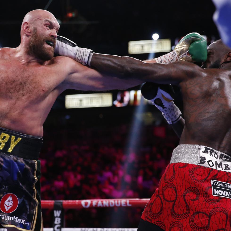 Tyson Fury golpea a Deontay Wilder en una pelea por el campeonato mundial de los pesos pesados el pasado 9 de octubre en Las Vegas.