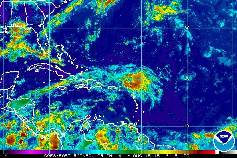 La onda tropical que se encuentra al noreste de Puerto Rico generará lluvia durante el fin de semana. (NOAA)