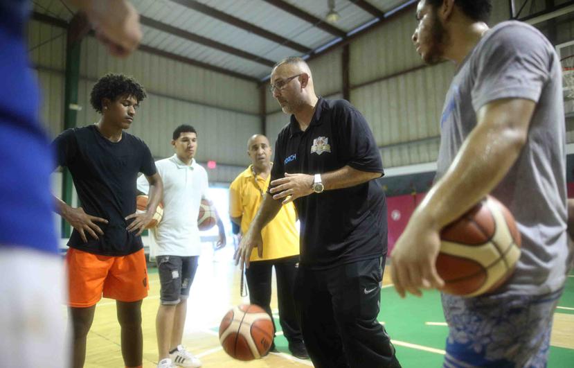 El exarmador nacional Orlando "Guayacán" Santiago ha estado involucrado como coach en el baloncesto de clubes a nivel juvenil. (Archivo / GFR Media)