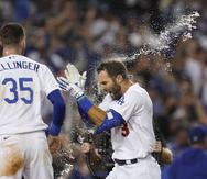 Chris Taylor festeja su llegada al plato luego de ser el héroe en la victoria de los Dodgers.