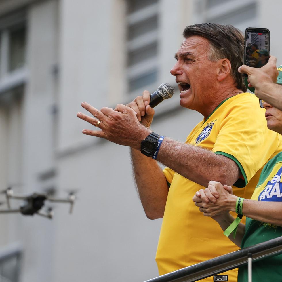 “¿Qué es golpe? Son tanques en la calle, son armas, es conspiración… Nada de eso fue hecho en Brasil”, se defendió ante una multitud vestida de verde y amarillo, los colores de la bandera, y que lo aplaudía y le gritaba “mito” a cada tres frases.
