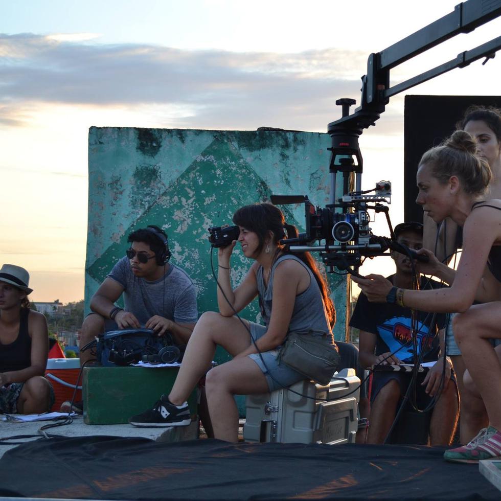 La cineasta puertorriqueña Glorimar Marrero (al centro) es la directora y guionista del filme.