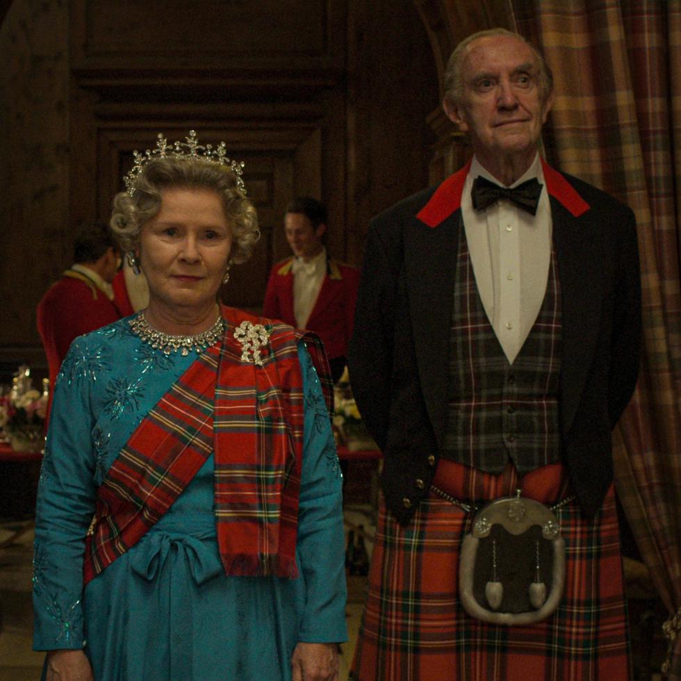 La actriz Imelda Staunton y el actor Jonathan Pryce interpretan la reina Elizabeth II y el príncipe Phillip, respectivamente, en la quinta temporada de The Crown.