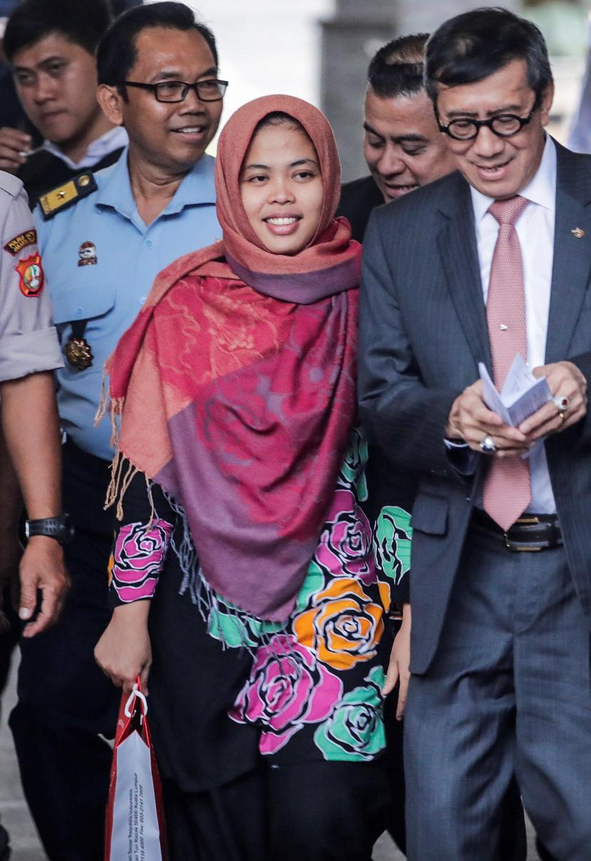 Siti Aisyah (c), acompañada por el ministro indonesio de Leyes y Derechos Humanos, Yassona Laoly (dcha), en el aeropuerto Halim Perdana Kusuma, en Yakarta, Indonesia. (EFE)