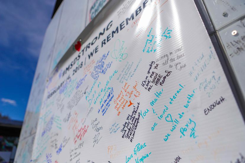 Visitantes firmaron un cartel durante una actividad en Pulse en honor a las víctimas de Parkland.