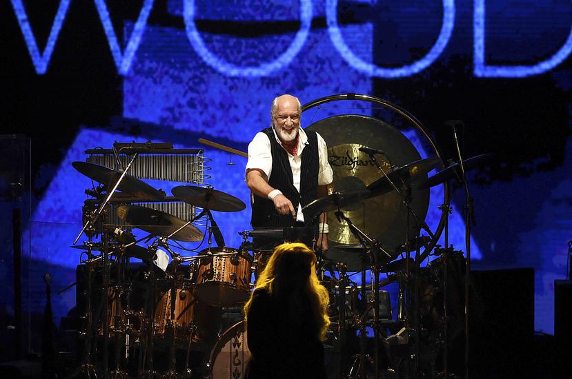 Mick Fleetwood (detrás) y Stevie Nicks, de la banda Fleetwood Mac, actúan durante la entrega del premio a la Persona del Año de MusiCares, concedido a su grupo, en el Radio City Music Hall de Nueva York, el 26 de enero de 2018. (AP/Evan Agostini/Invision)