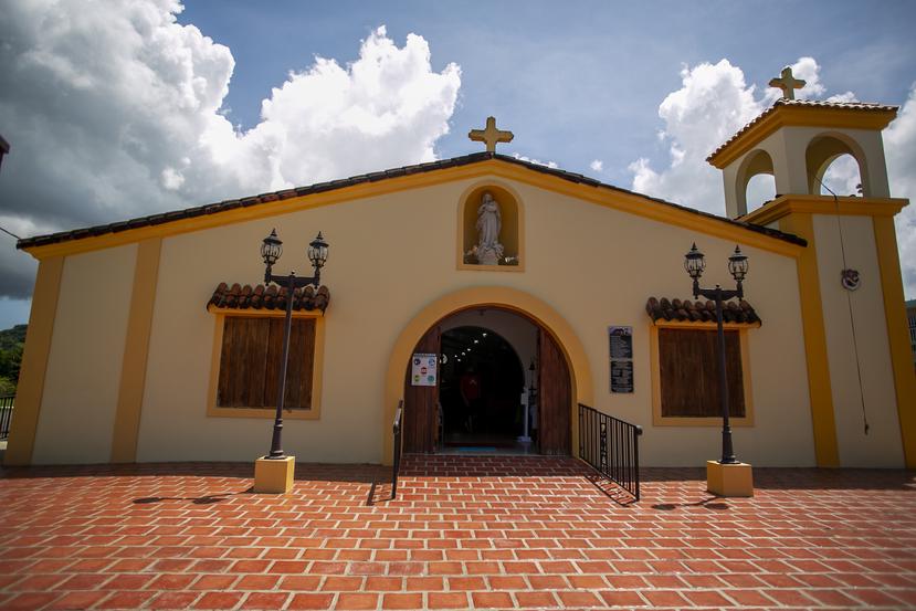 La orden de los franciscanos capuchinos administran el templo, revestido de modernidad en su exterior.
