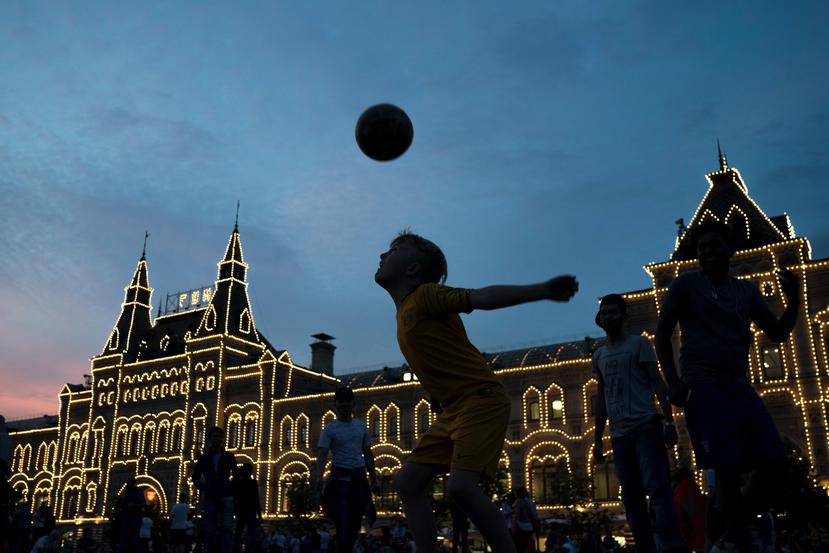 La fiebre del fútbol ha arropado las calles de Moscú con la presencia de miles de turistas. (AP)