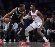 RJ Barrett (derecha), de los Knicks de Nueva York, marca a Kevin Durant, de los Nets de Brooklyn.