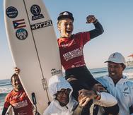 La puertorriqueña Alelí Medina celebra celebra el haber revalidado como campeona en el Mundial de Para Surf, celebrado en Huntington Beach, California, entre el 5 y el 11 de noviembre.