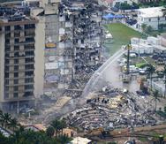 Fotografía de archivo del 25 de junio de 2021 de rescatistas trabajando en los restos del edificio Champlain Towers South en Surfside, Florida.