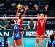 La boricua Nicole Santiago ataca ante la defensa de dos jugadoras de Turquía en el primer juego del clasificatorio olímpico en Japón.