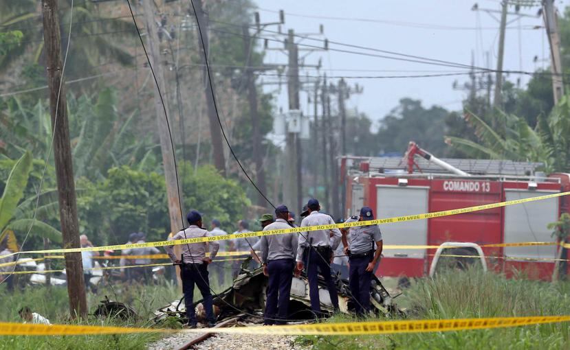 Policías y militares custodian los restos del avión Boeing-737 que se estrelló el viernes 18 de mayo poco después de despegar del aeropuerto José Martí de La Habana, Cuba. (EFE)