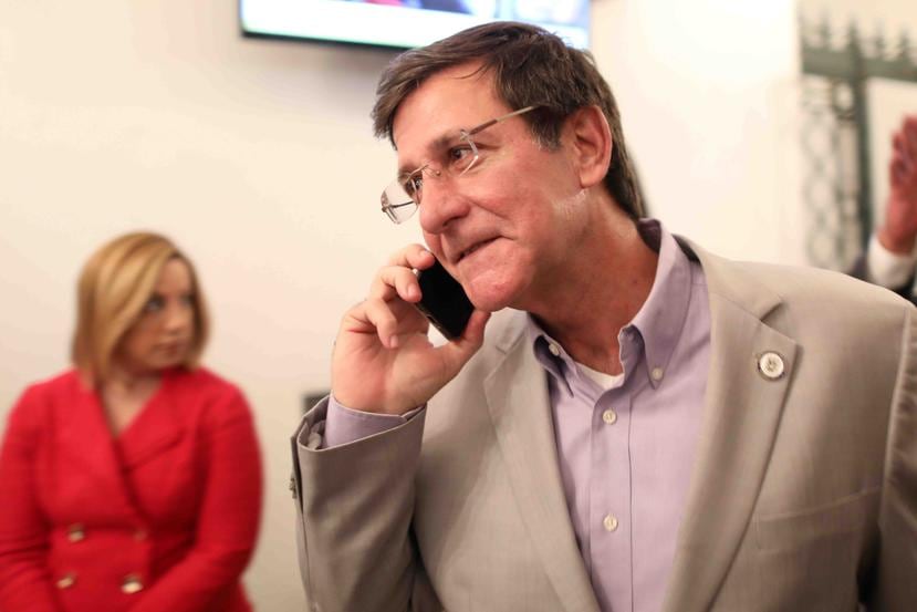 El secretario de Estado, Luis Gerardo Rivera Marín, atiende una llamada telefónica. (GFR Media)