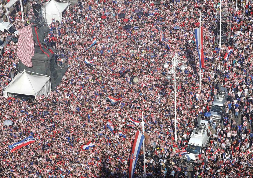 Los croatas inundaron la calles para celebrar a su equipo en la Copa Mundial. (EFE)