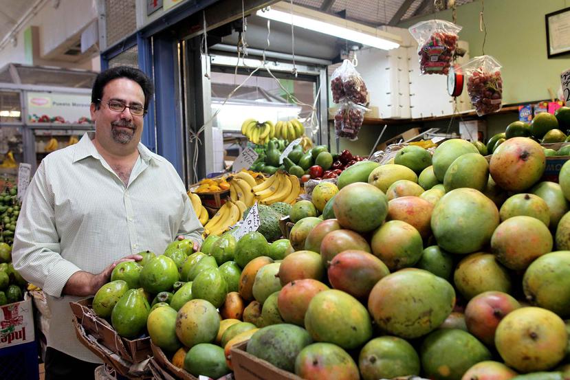La resolución la presentó el legislador Denis Márquez. Arriba, en una visita a la Plaza del Mercado en Río Piedras.