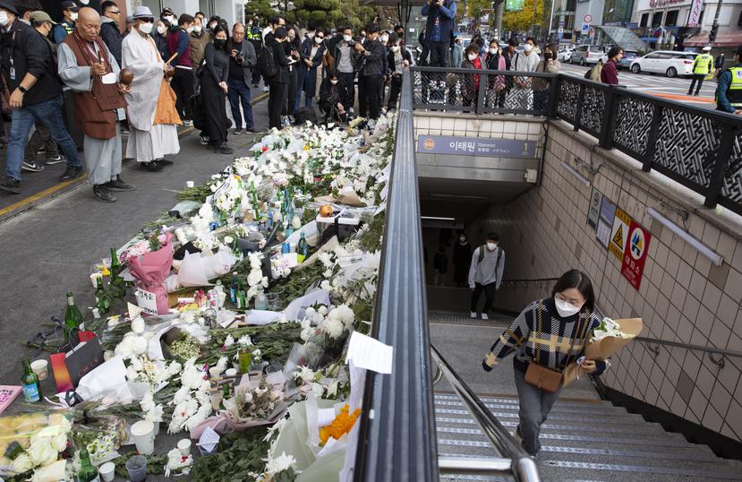 La gente llega para rendir homenaje a las víctimas de la estampida de Halloween en Seúl.