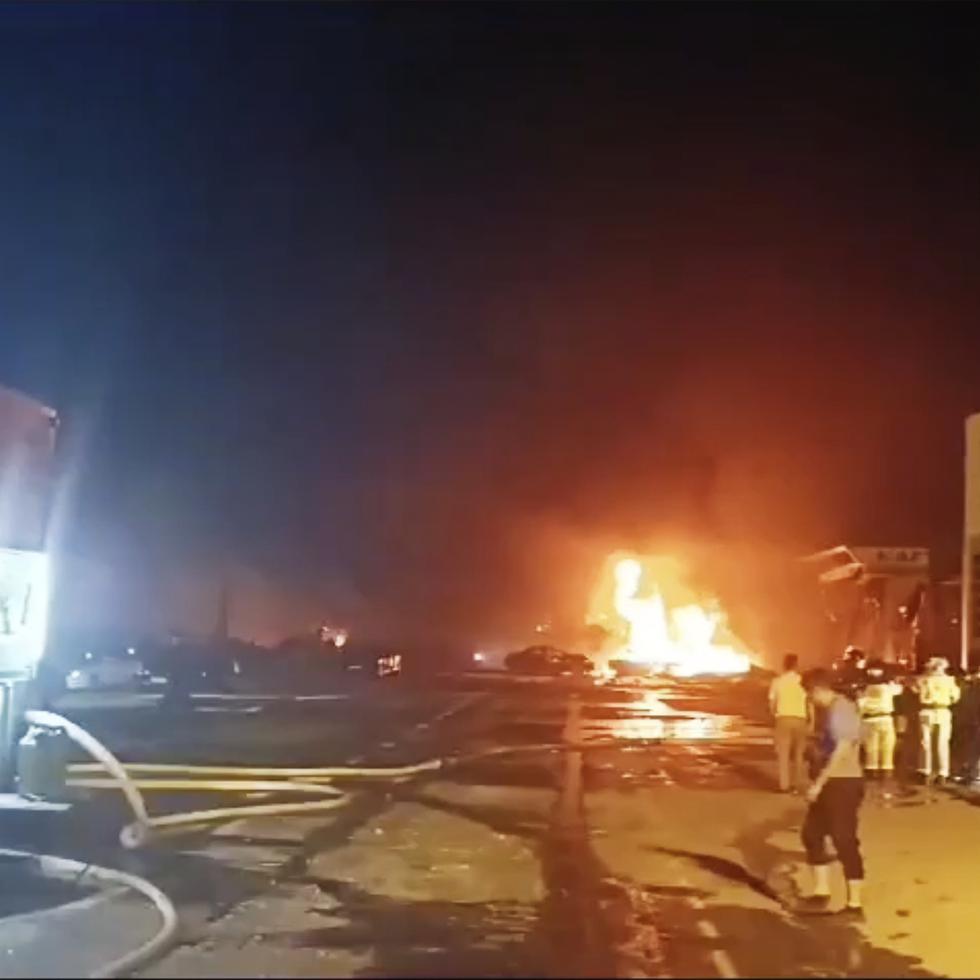 En esta imagen proporcionada por el Ministerio ruso de Situaciones de Emergencia, fuego junto a una gasolinera en una carretera cerca de Majachkalá, la capital de Daguestán, Rusia, la noche del lunes 14 de agosto de 2023.