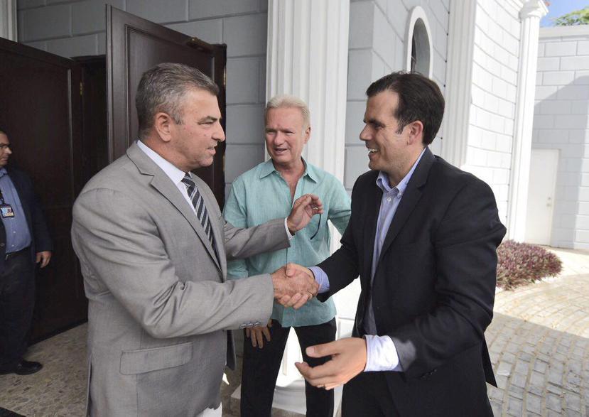 El alcalde de Vega Alta, Oscar Santiago, saluda al gobernador Ricardo Rosselló Nevares.  (Suministrada)