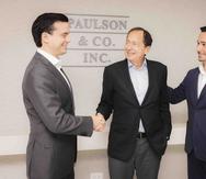 Desde la izquierda, Rafael Cedeño Paulson, nuevo vicepresidente ejecutivo de Paulson Puerto Rico; John Paulson y Rolando Padua.