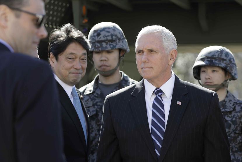El vicepresidente de EEUU, Mike Pence, sale tras inspeccionar un sistema de misiles de intercepción PAC-3 con el ministro japonés de Defensa, segundo por la izquierda, en el Ministerio japonés de Defensa, Tokio. (AP)