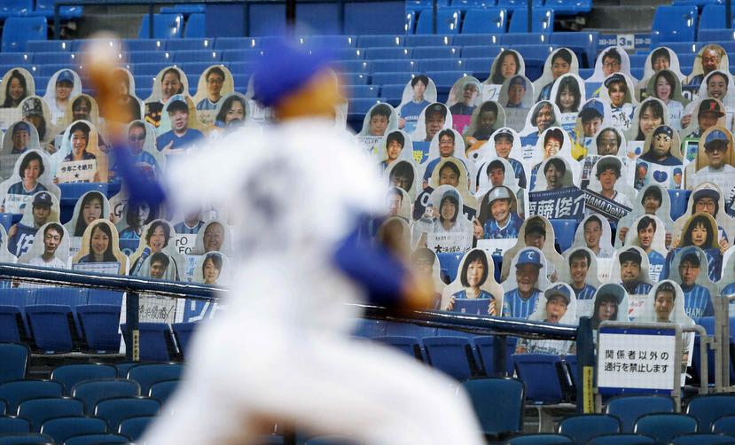 Fotografías de aficionados cubren una zona de las tribunas para el partido de inicio de la temporada del béisbol japonés entre Yokohama Baystars e Hiroshima Toyo Carp, en un estadio de Yokohama. (AP)