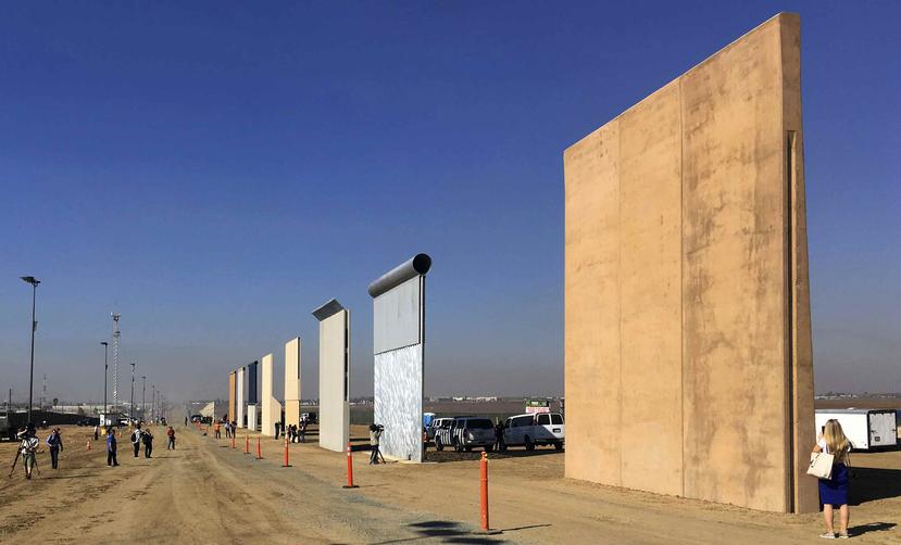 Prototipos del muro fronterizo. (AP)