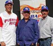 Jaime Muñoz Jiménez (al centro), junto a a otros integrantes del cuerpo técnico del Equipo Nacional de Béisbol de Puerto Rico. Le acompañan (de izquierda a derecha)  Juan "Igor" González y José "Papo" Jiménez.