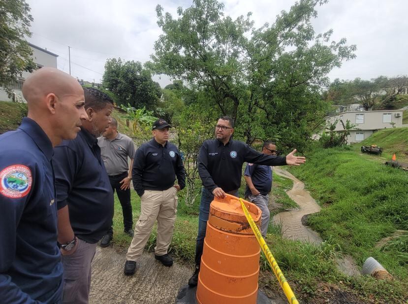Personal de NMEAD, incluyendo el comisionado Nino Correa, evalúan los daños en San Lorenzo tras el colapso de un puente debido a las lluvias.