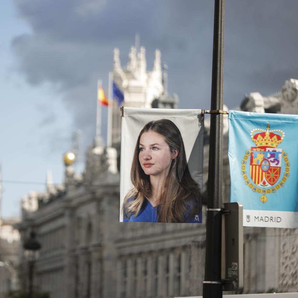 Detalle de unas banderas con la imagen de la princesa Leonor y el escudo de armas de la princesa de Asturias, instalados en una farola de Madrid con motivo del acto de Jura de la Constitución.