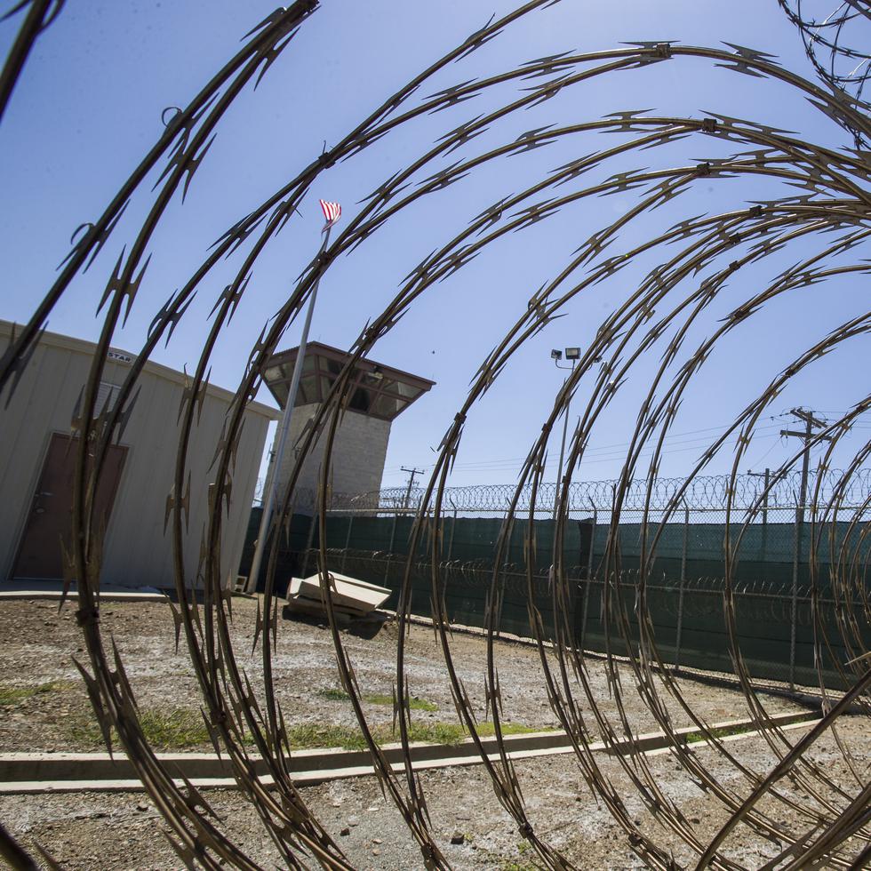 La torre de control a través de un alambre de púas en la Base Naval de la Bahía de Guantánamo, en Cuba.