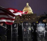 La Policía y la Guardia Nacional impide el acceso al Capitolio federal en la noche del 6 de enero de 2020.