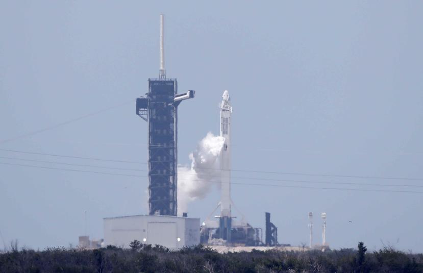 El Falcon 9 minutos antes de su despegue para llevar a dos astronautas estadounidense hasta la Estación Espacial Internacional. (EFE)