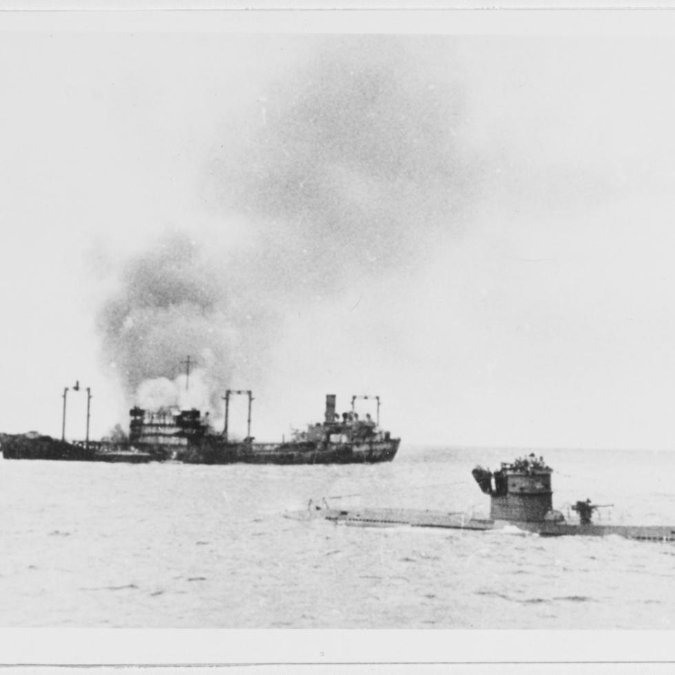 Un U-Boat alemán luego de torpedear un tanquero de bandera estadounidense. La zafra de ataques alemanes desató un caos en el comercio en las islas del mar Caribe durante 18 meses, entre 1941 y 1942.