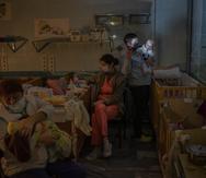 Personal atiende a niños huérfanos en el pabellón de maternidad del hospital regional infantil, en Jersón, en el sur de Ucrania.